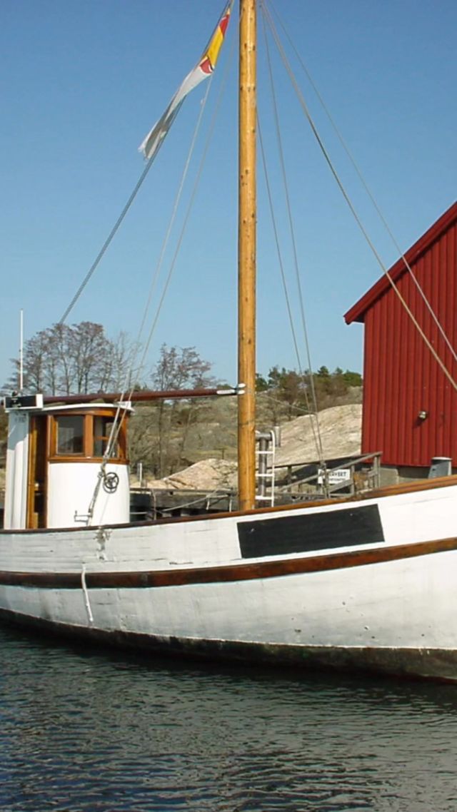🌊✨ Denne uken har vi gleden av å ha besøk fra Nordnorsk fartøyvernsenter her på Bragdøya! De vil foreta en helhetlig vurdering av båten Pil. Båten disponeres av oss i Bragdøya Kystlag, men eies av Agder Fylkeskommune. Vi ser frem til å få en helhetlig vurdering, og ekspertråd om hvordan vi best kan ta vare på dette flotte fartøyet. Bli med oss i å ta vare på kystkulturen vår! ⚓️ #Bragdøya #Kystkultur #Fartøyvern #Kysttradisjon #MaritimKultur #Båtvern #kystenvår #Kystliv #norwaytoday #agdersjekte #coastlifeofnorway #coastlifeofnorway #fishing #kristiansandnorway #kristiansand #woodboat  #Fartøykultur #BevarKysten  Bragdøya kystlag  @topptilhengere Visit Kristiansand Bredalsholmen Dokk og Fartøyvernsenter Visit Sørlandet Forbundet Kysten  Agder fylkeskommune