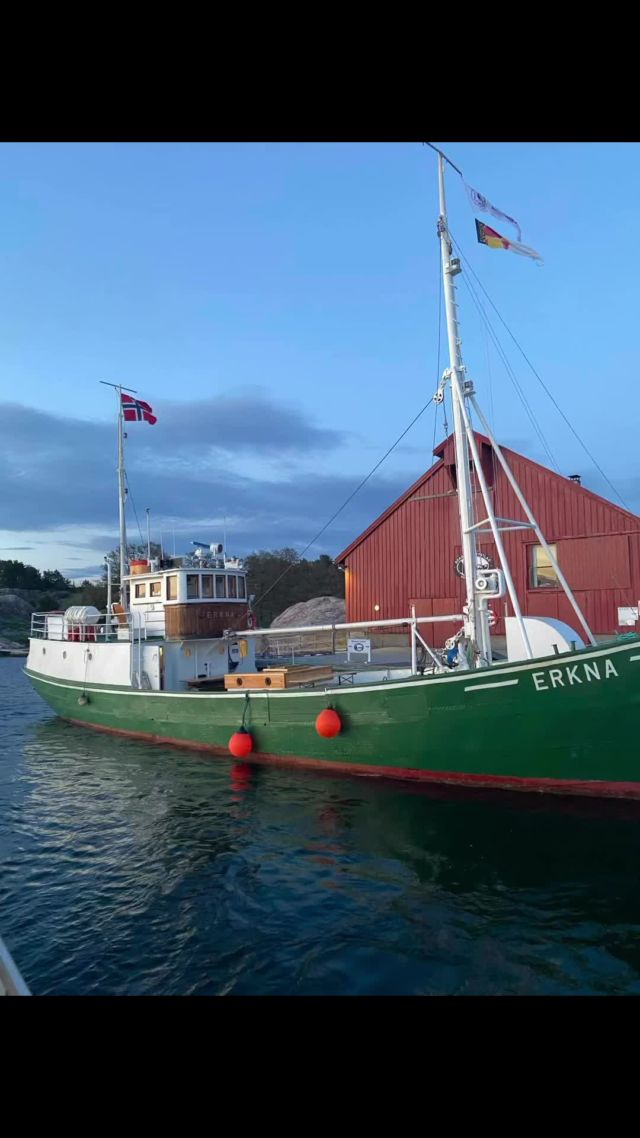 Denne uka har vi på Bragdøya hatt fint besøk MK Erkna som har hjemmehavn hos  Jeløy Kystlag er på vei til Bergen for å delta i Frigjøringskonvoien 2025 - The Liberation Convoy Elona Planmann er skipsmusiker ombord! Vi ønsker de lykke til videre på ferden mot Shetland. #frihetskonvoien #norsk #visitsorlandet #bragdoy #kristiansand #bragdøyakystlag #forbundetkysten Visit Sørlandet Visit Kristiansand Forbundet Kysten